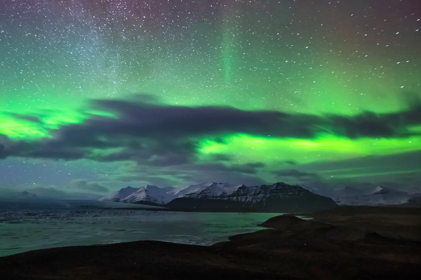 Un paysage d'hivers avec une aurore boréale