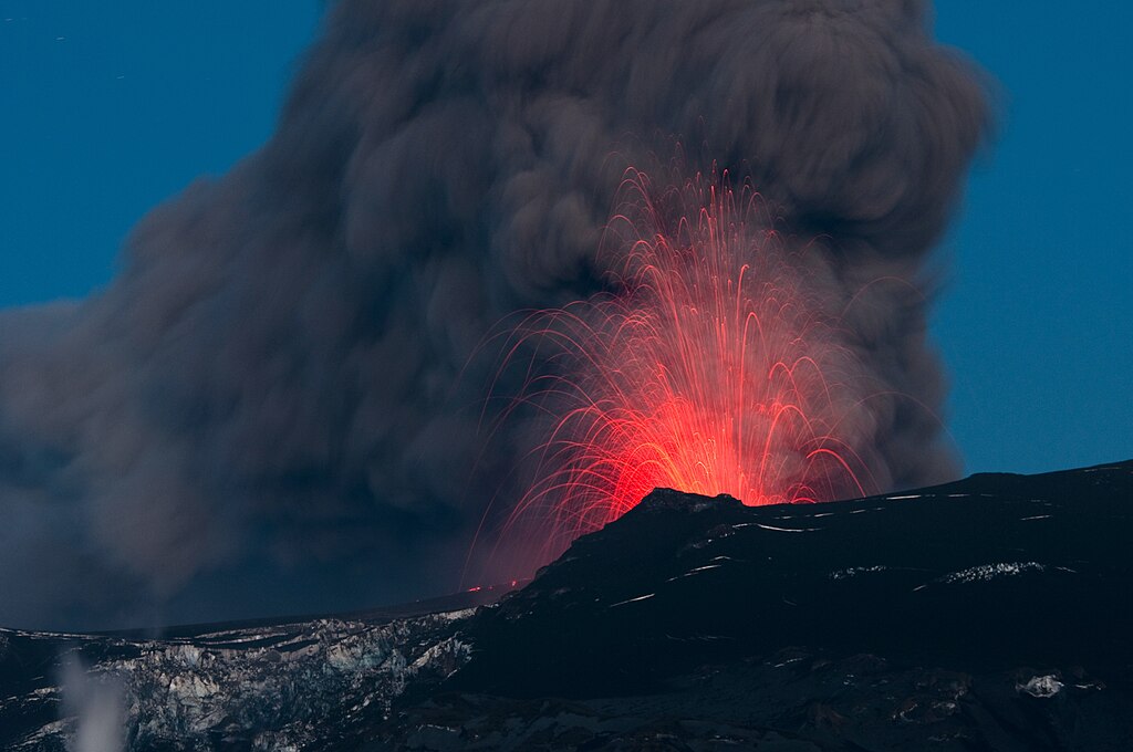 Un volcan en éruption